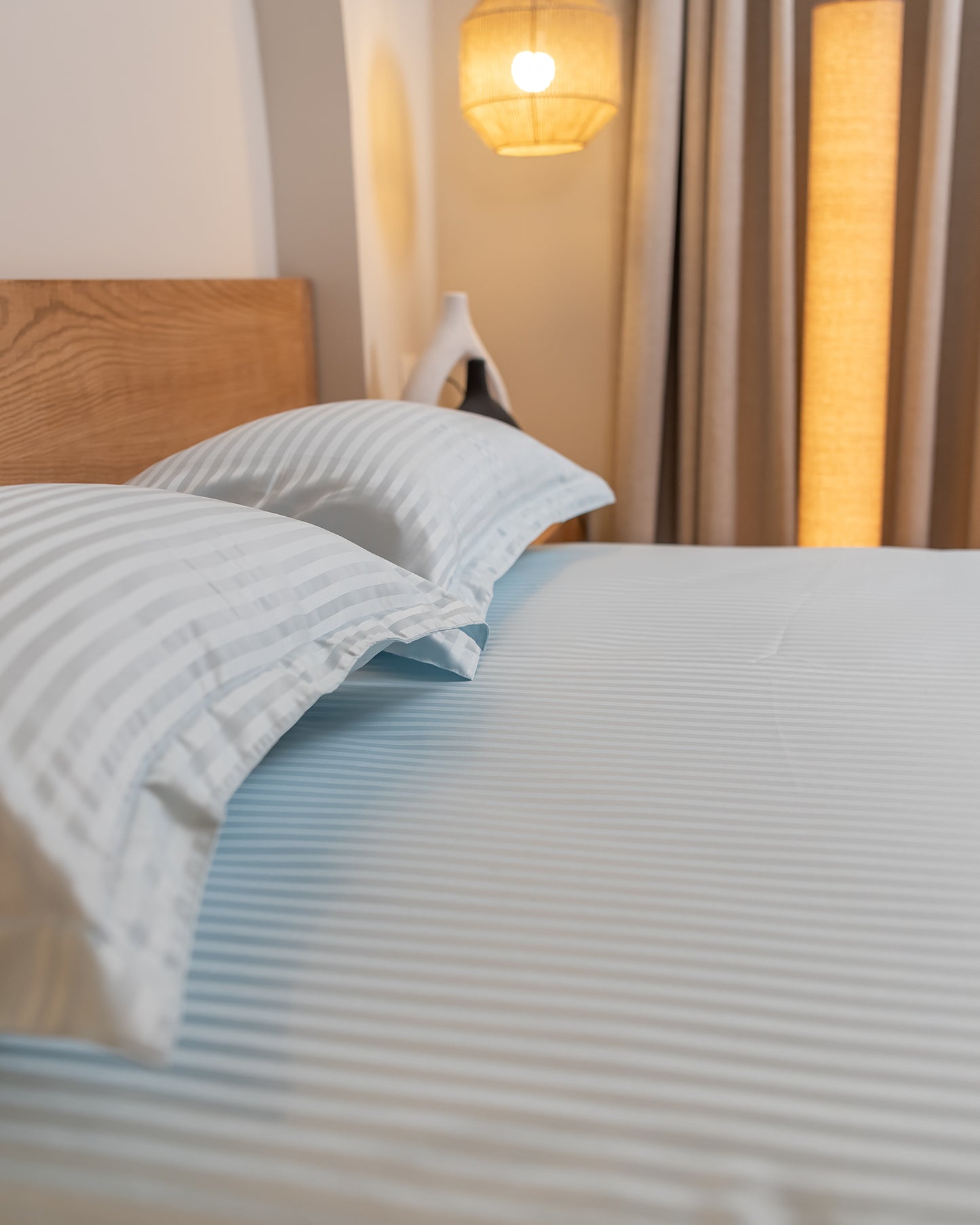 WHITE stripe bedsheet
