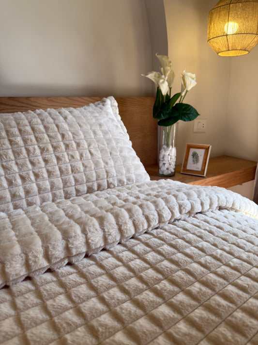 WHITE CHOCOLATE Cubes Fur Duvet