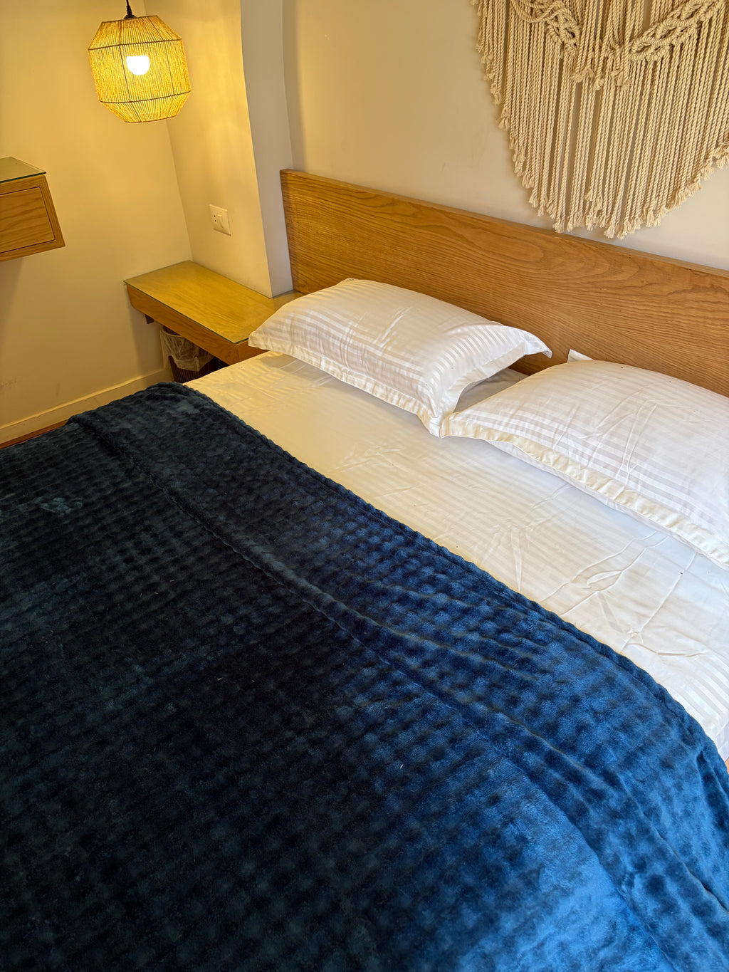 NAVY Bubbles Blanket